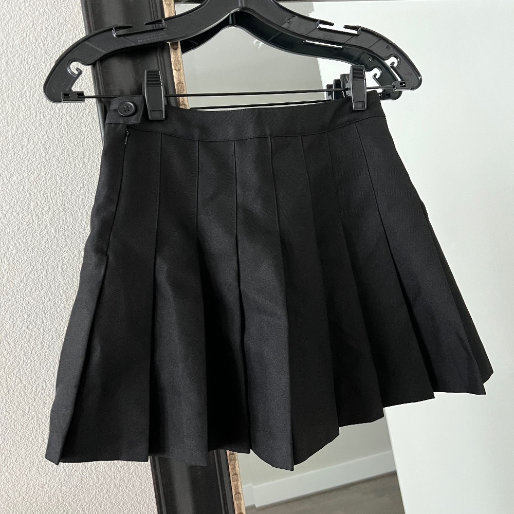 Forever 21 Pleated Mini Black Skirt